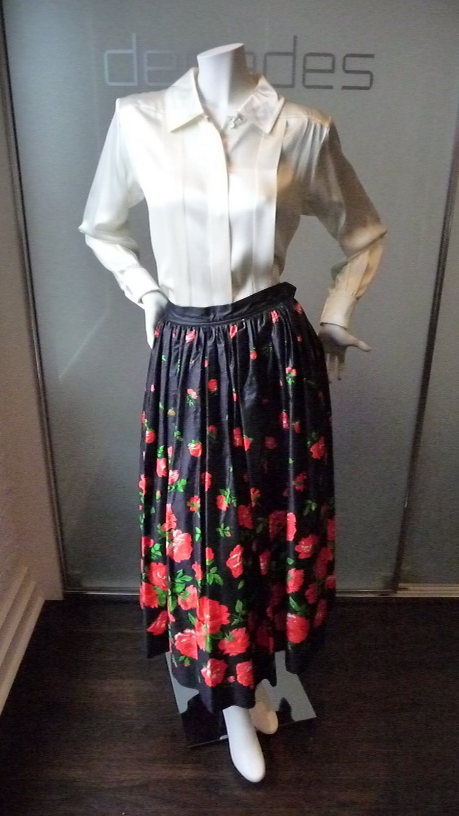 [YSL+RIVE+GAUCHE+70S+ROSE+PRINT+ON+POLISHED+COTTON+SIZE+40+BELTED+SKIRT+WITH+RED+LAYER.JPG.JPG]