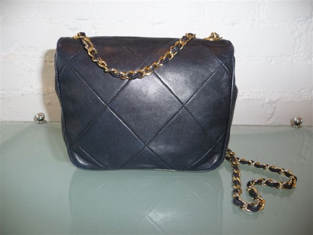 [Chanel+black+flap+bag.JPG]