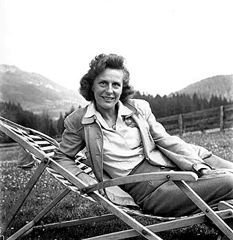 [German+filmmaker+Leni+Riefenstahl+is+photographed+in+the+garden+of+her+home+in+Kitzbuhel++Austria++in+this+May+1945+file+photo.jpg]