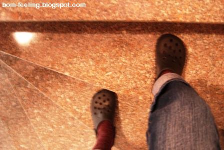 [sapatos+borracha+chinelos+shoes+escadas+stairs.JPG]