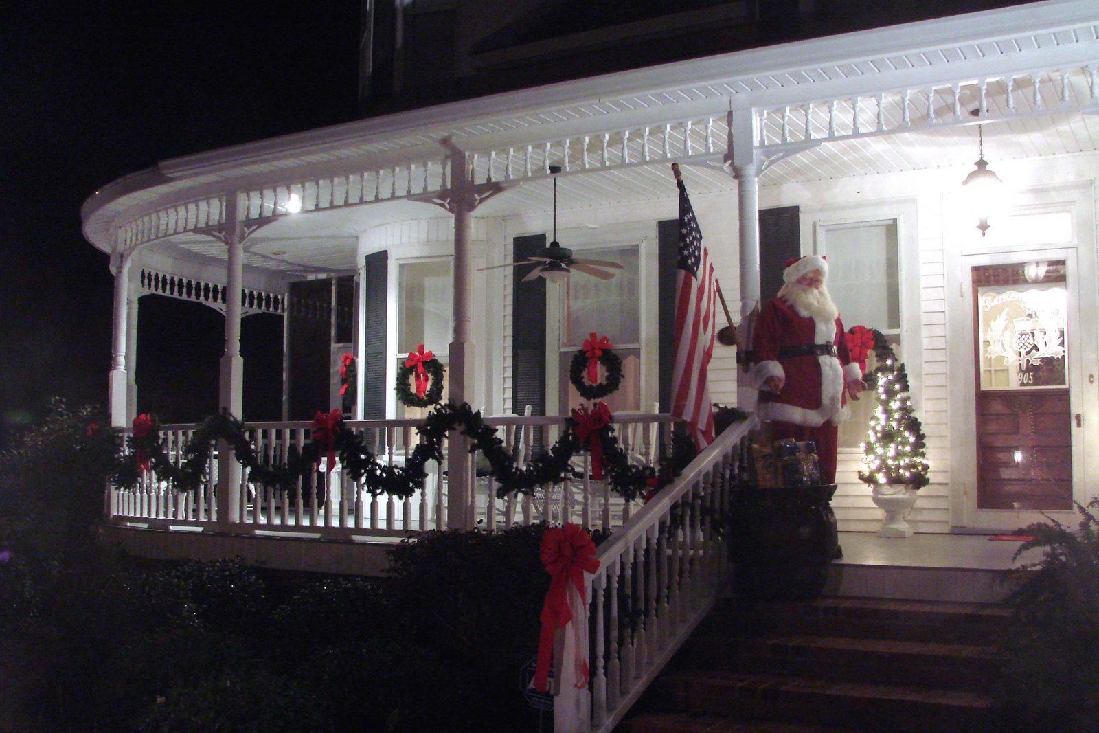 [santa+on+the+doorstep.jpg]