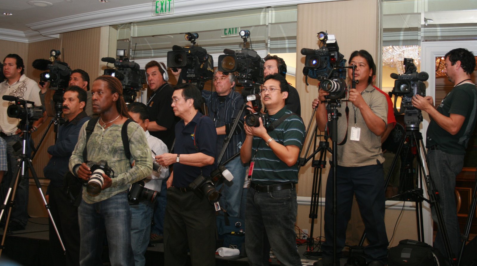 [Pacman2008+--+MUST+chief+Photog+Romeo+B,+Dr.+Manny+Ortega+and+Dr.+Ed+dela+Vega+are+among+the+press+photogs+...JPG]