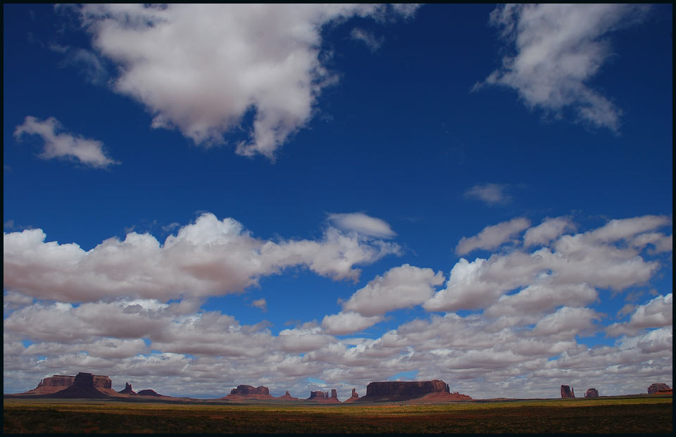 [monument-valley-at-distance.jpg]