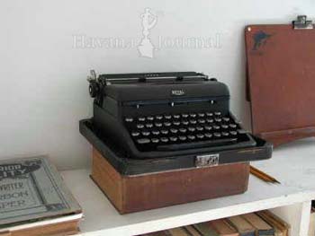 [ernest-hemingway-typewriter1.jpg]