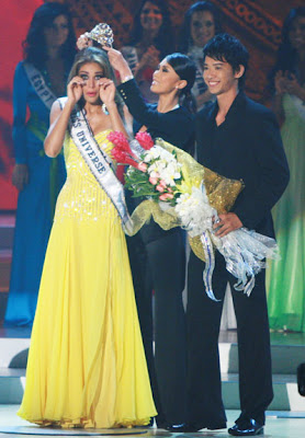 Miss Universe 2007 Riyo Mori presents the crown to the New Miss Universe
