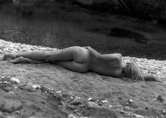 [Donna+nuda+di+schiena+in+spiaggia.jpg]