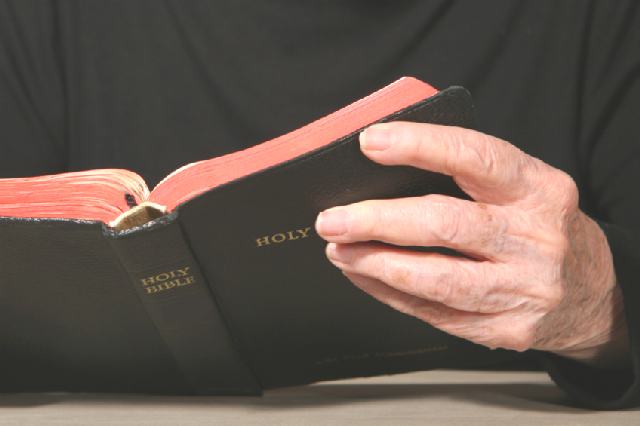 [reading_the_kjv_bible.jpg]