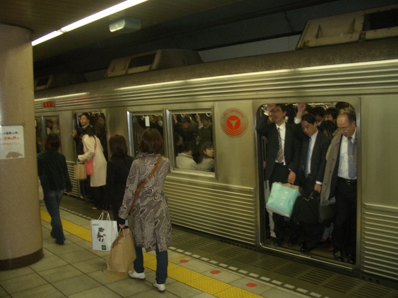 [Tokyo+Subway+late+night+crowd.jpg]