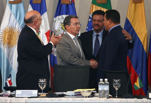 [Uribe+Chavez+Santo+Domingo+7+de+marzo+de+2008.jpg]