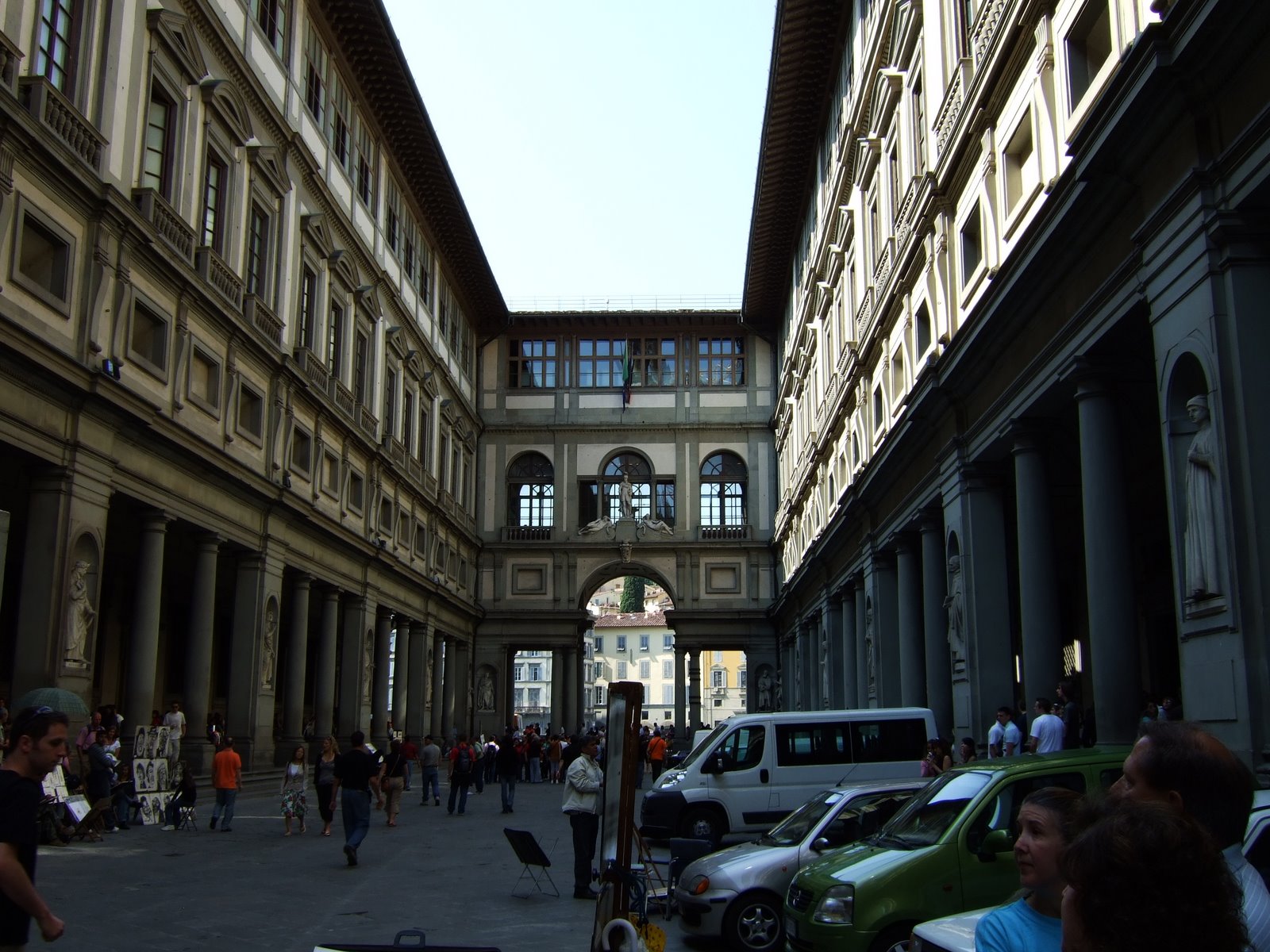 [Florence--Uffizi+courtyard.JPG]