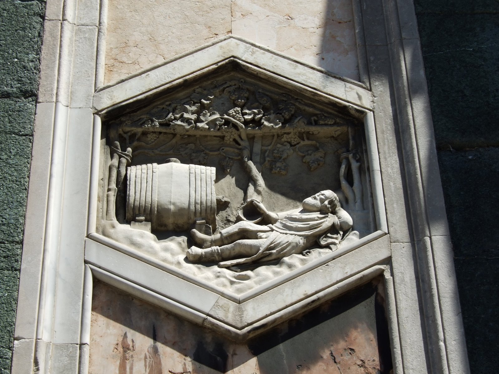 [Florence--close+up+carving+on+Duomo.JPG]