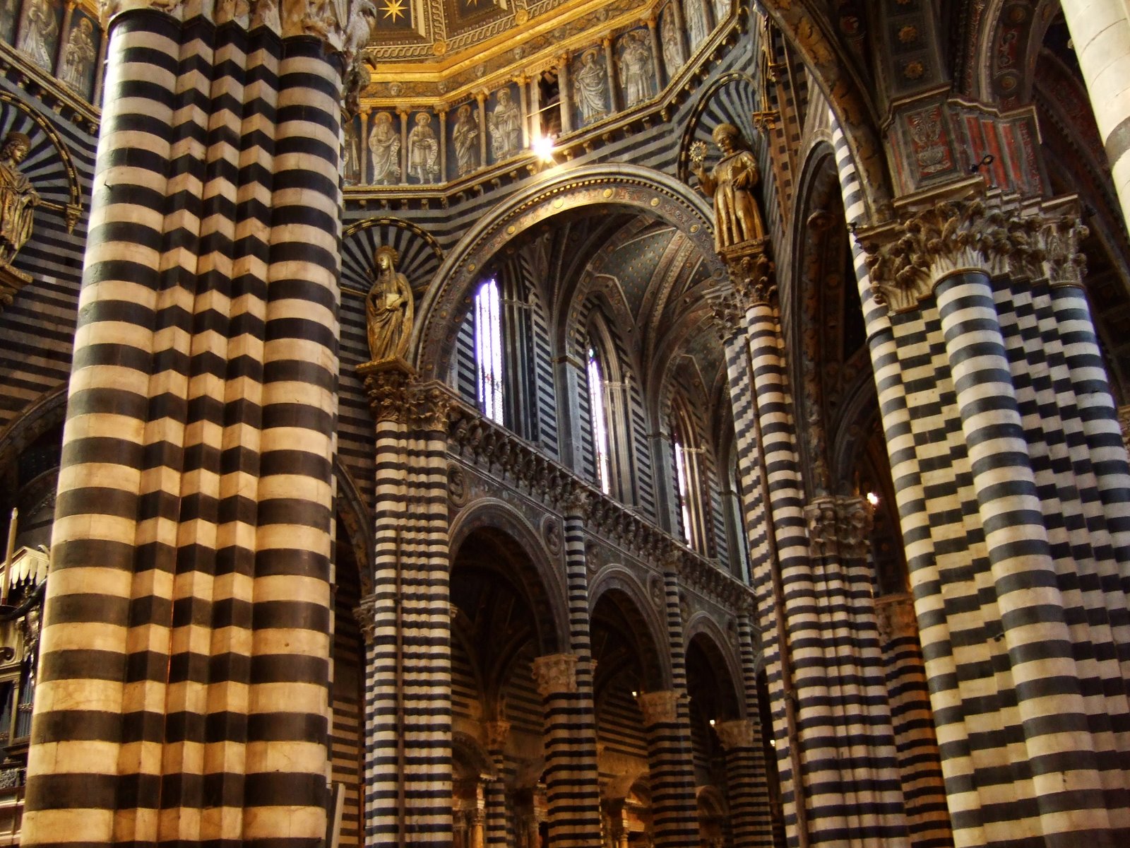 [Siena--Duomo+inside.JPG]