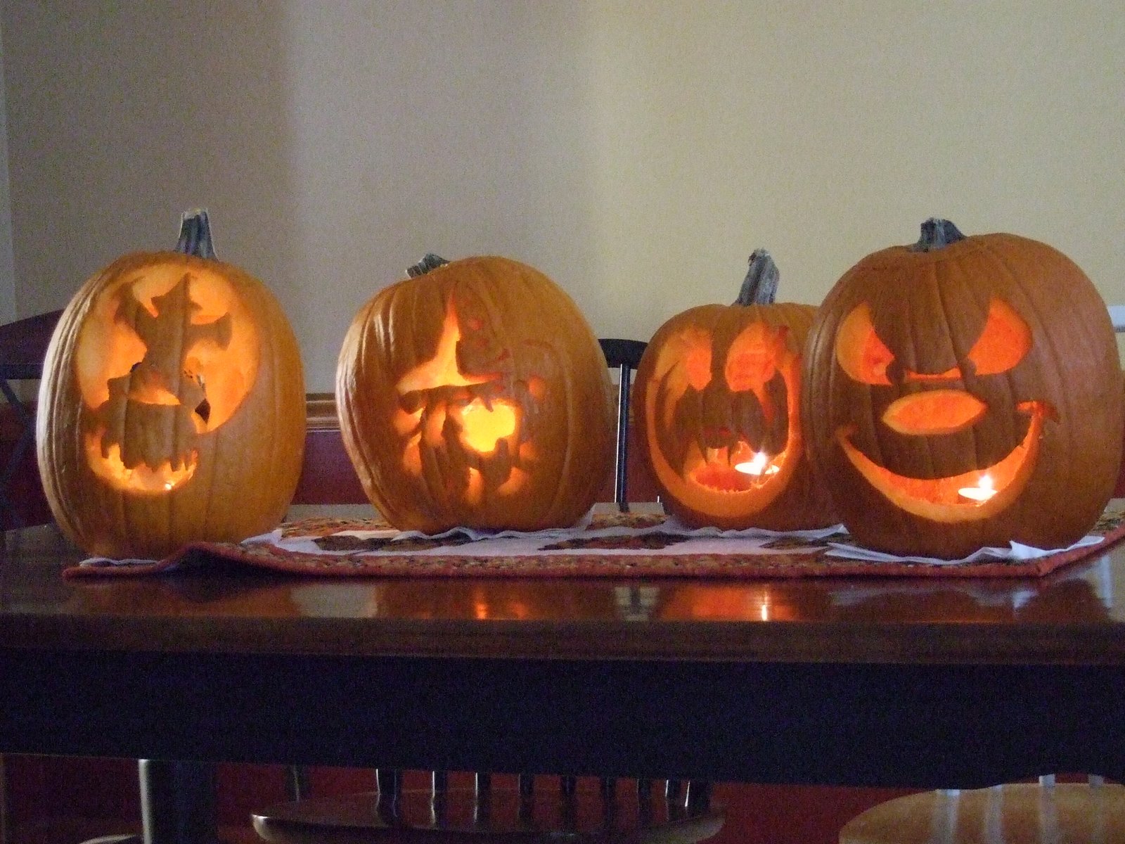 [Pumpkin+Carving--lit+pumpkins.JPG]