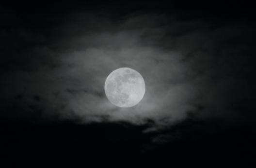 [20051216110817_night_moon_post-528x348.jpg]