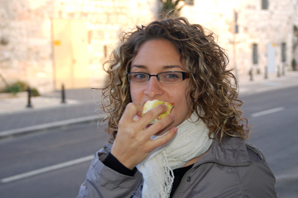 [me+eating+apple.jpg]