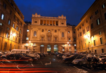 [370px-Pontificia_Università_Gregoriana_facciata_notte.jpg]