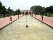 [180px-Shalamar_Garden_July_14_2005-South_wall_pavilion_with_fountains.jpg]