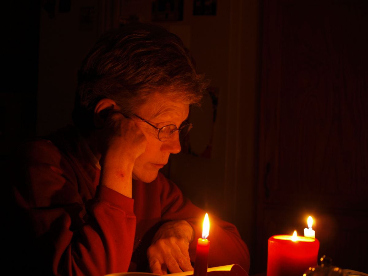 [diane+in+candlelight+012908++sm.jpg]