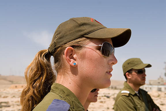 [IDF+woman+officer+sm.jpg]