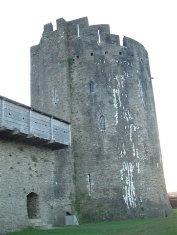 [Caerphilly+wall+defence+(Small).jpg]
