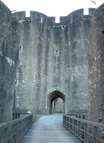 [Caerphilly+from+the+outer+castle+to+the+inner+(Small).jpg]