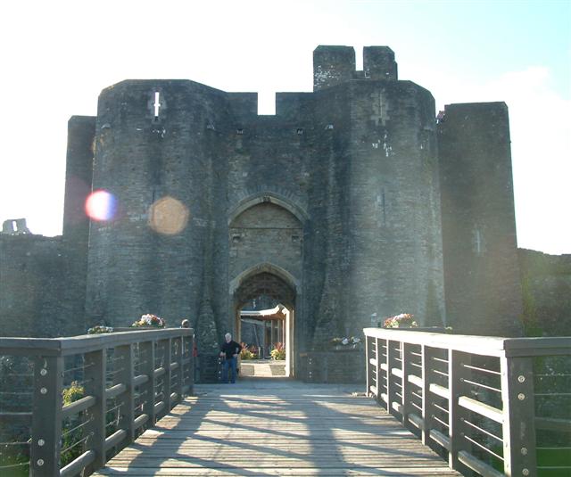 [Caerphilly+castle+main+entrance+(Small).jpg]