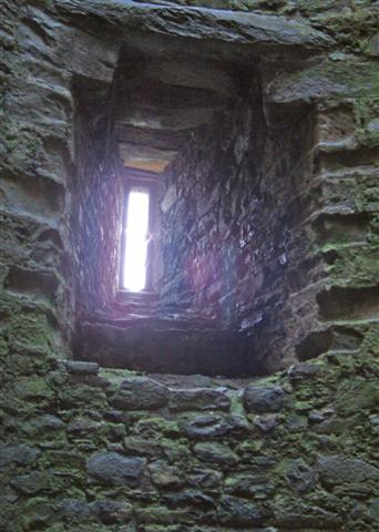 [Harlech+castle+window+showing+thickness+of+walls+(Small).jpg]