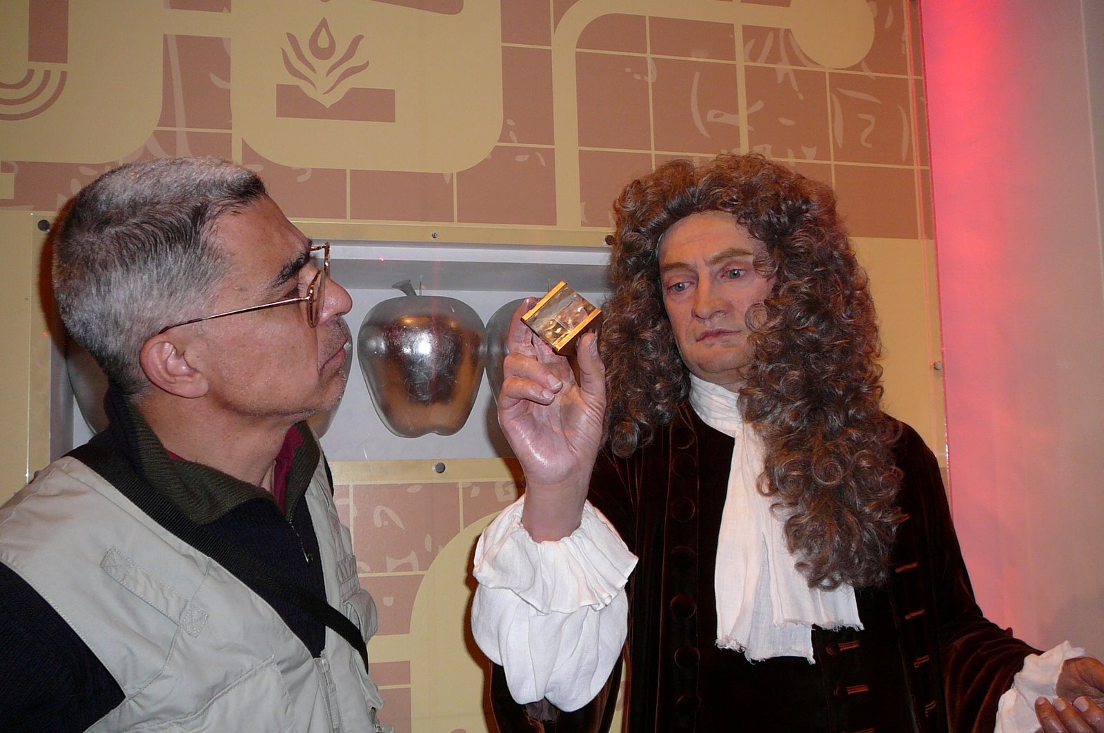 Εδώ, σε μια παλιά φωτογραφία με τον Νεύτωνα (1642 - 1727).