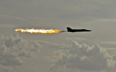 F-111 efectuando fuel dumping