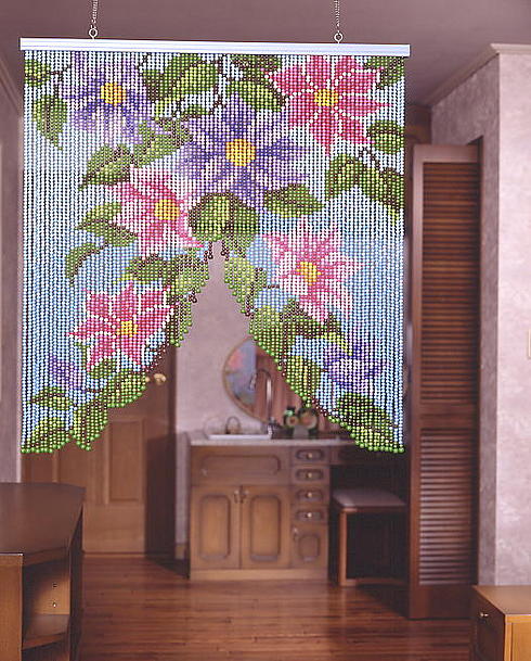 cortina floral de misangas.