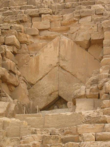 [023_entrance_to_the_great_pyramid.jpg]