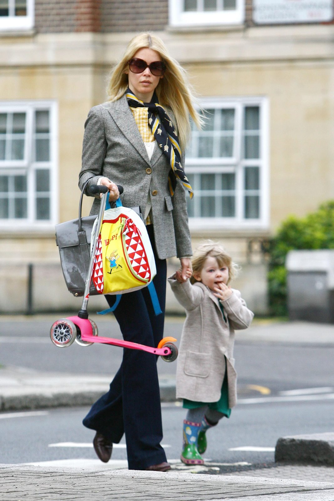 [08718_Celebutopia-Claudia_Schiffer_takes_daughter_to_school_in_west_London-05_122_1054lo.jpg]