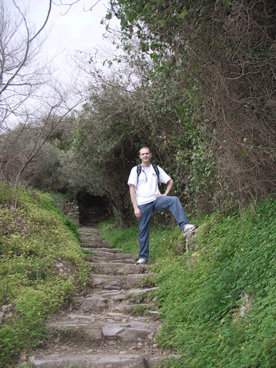 [1---J-hiking-to-Vernazza.gif]