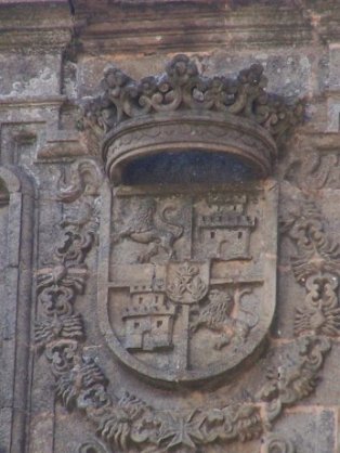 [im628902300-Escudo Corona de Castilla en Santiago.jpg]