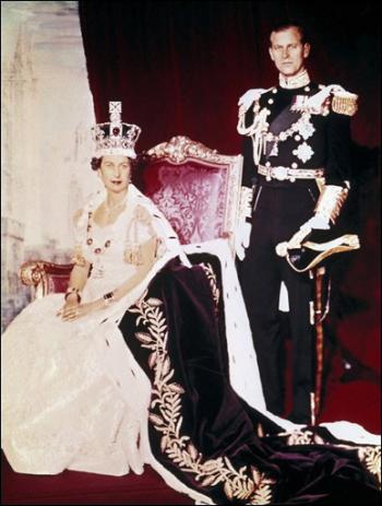 [1225+Queen+in+robes+Philip.jpg]