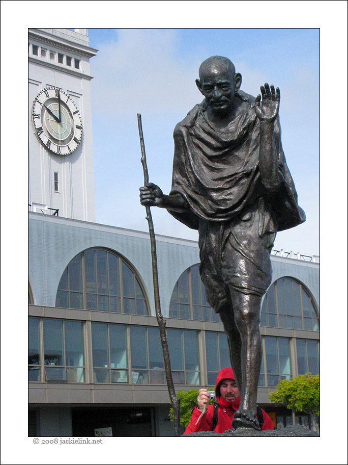[Gandhi+and+tourist.jpg]