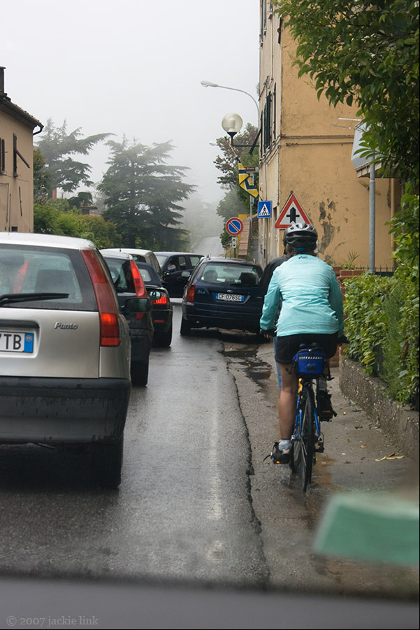 [Umbria-cyclist+in+rain.jpg]
