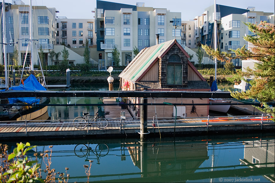 [Houseboats+and+condos-Mission+Creek.jpg]