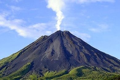 [arenal-volcano-daytime.jpg]