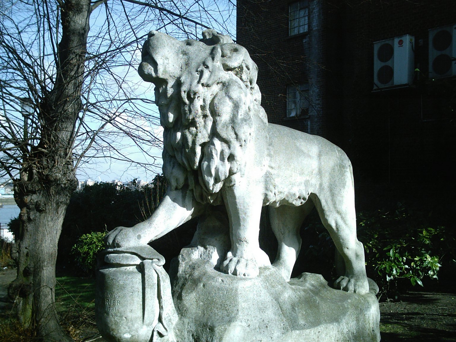 [lion+in+woolwich+churchyard2.jpg]