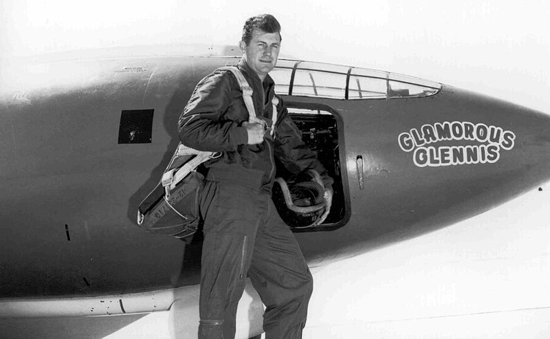 [800px-Chuck_Yeager.jpg]