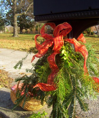 [how-to-decorate-mailbox-post-for-christmas.jpg]