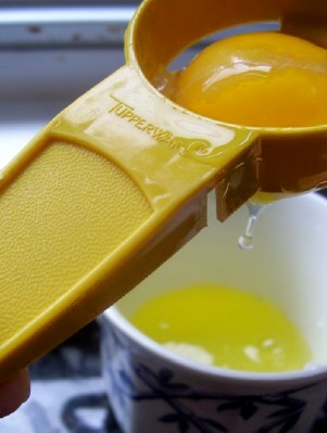 [tupperware-egg-separator-yolk-from-white.jpg]
