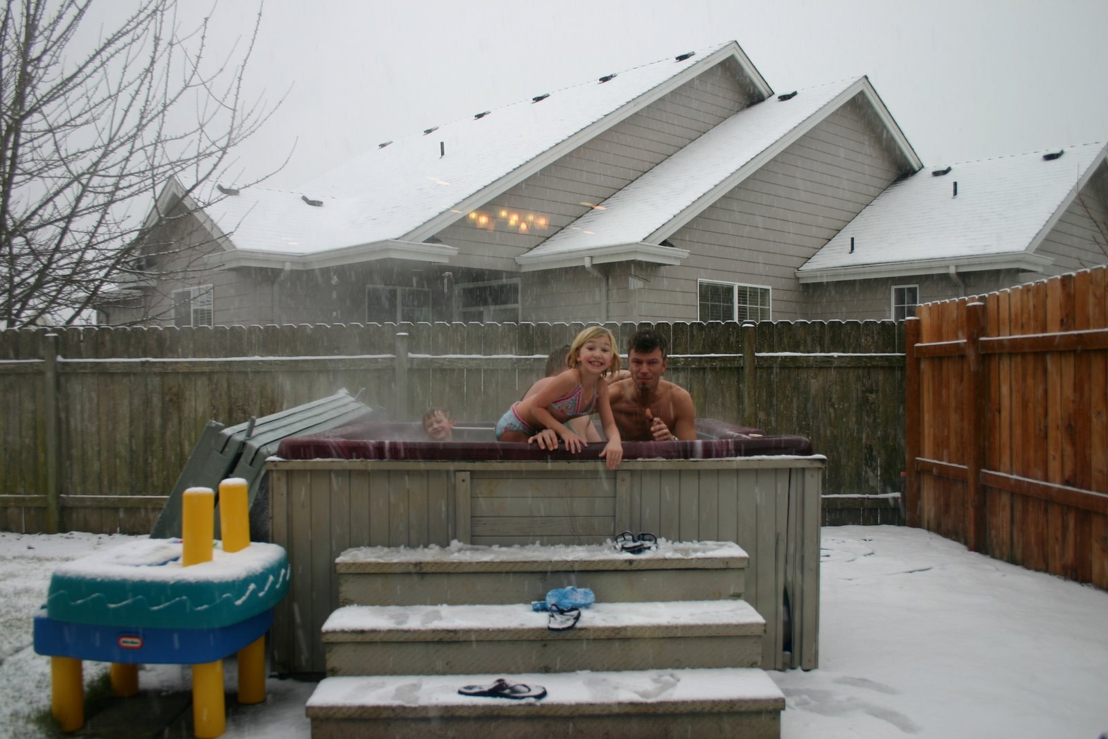 [hot+tub+in+snow.JPG]