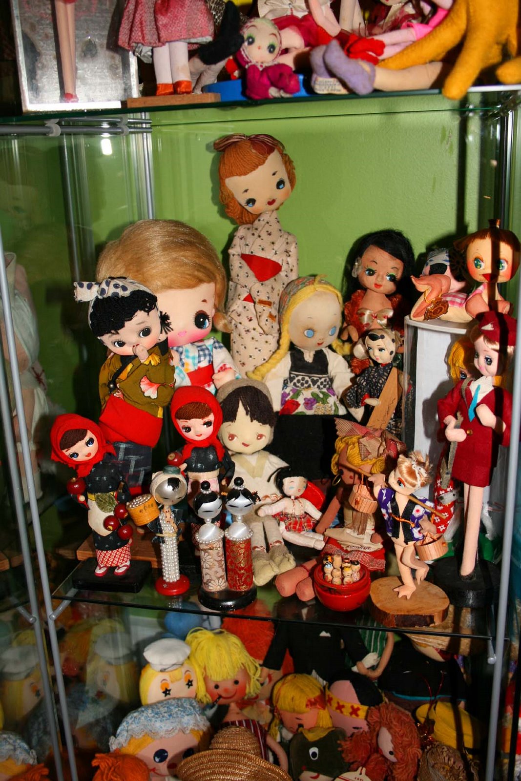 [Around+the+Doll+Room+-+Souvenir+Dolls.jpg]