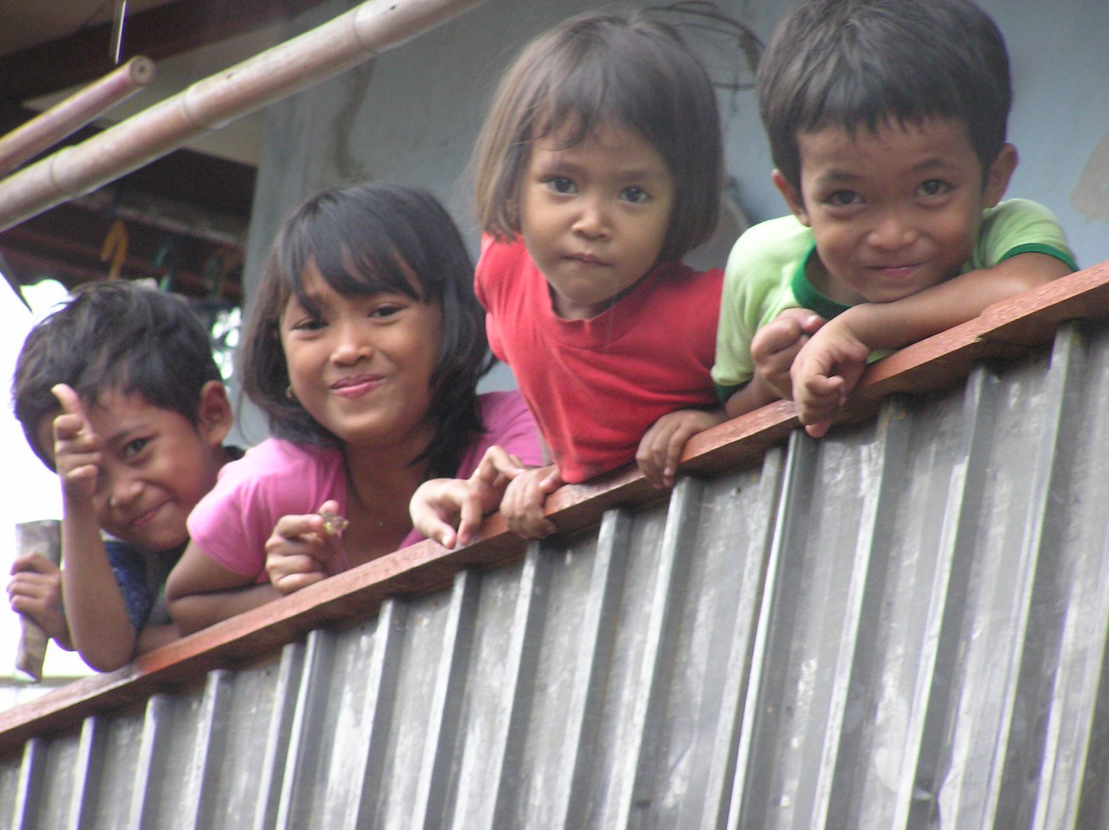 [Sebagian+anak+korban+banjir+Kampung+Pulo+lebih+milih+naik+di+lantai+2,+karena+lantai+1+rumah+mereka+air+banjir+kiriman+dari+Bogor,+Foto+Marwan.JPG]