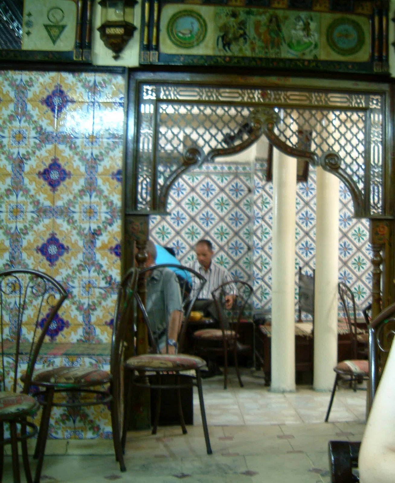 [Cafe+Medina+Tunez+roban+turistas.JPG]