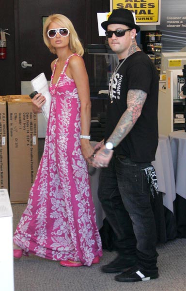 [ParisHilton.and+her+partner+in+love+Benji+Madden+were+once+again+out+and+about+in+Beverly+Hills+on24.04.08(fadedyouthblog).jpg]