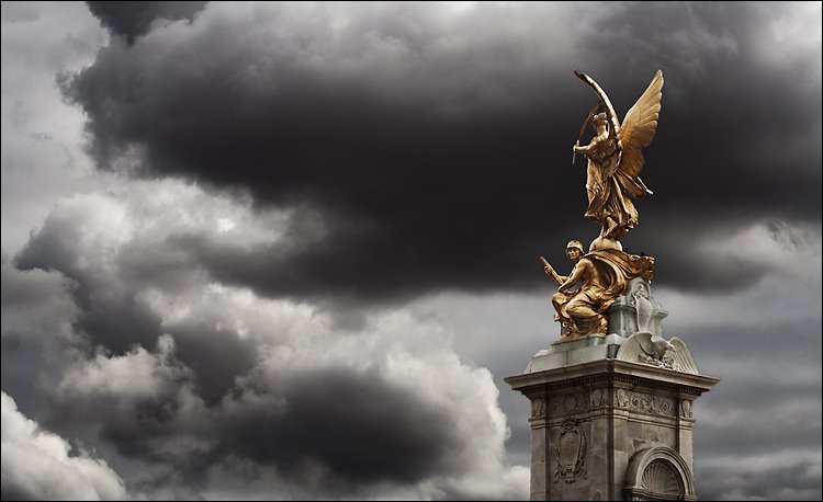 [london_buckingham_statues_clouds.jpg]