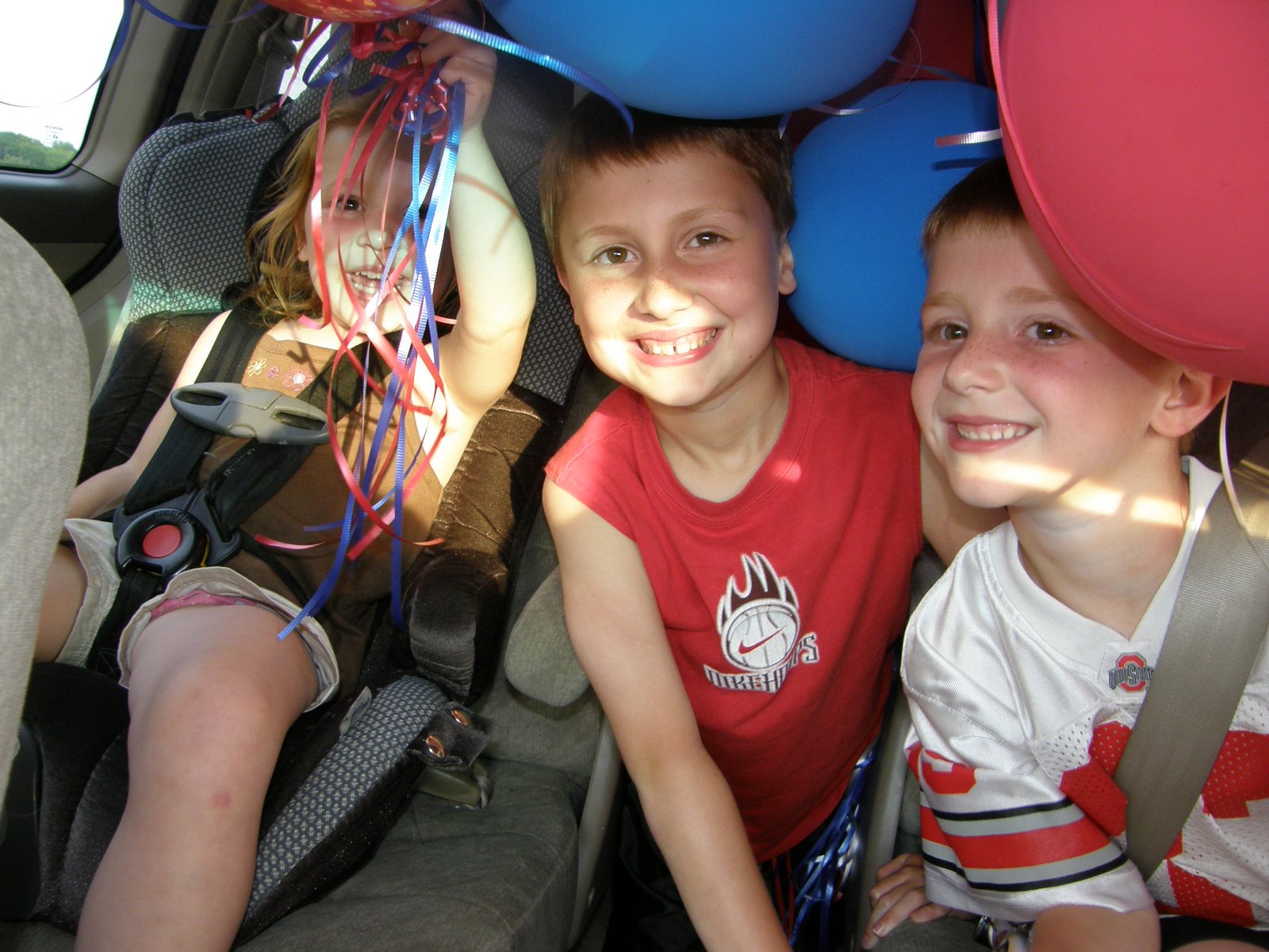 [6-5-08+Kids+with+a+van+filled+with+balloons+(2).jpg]